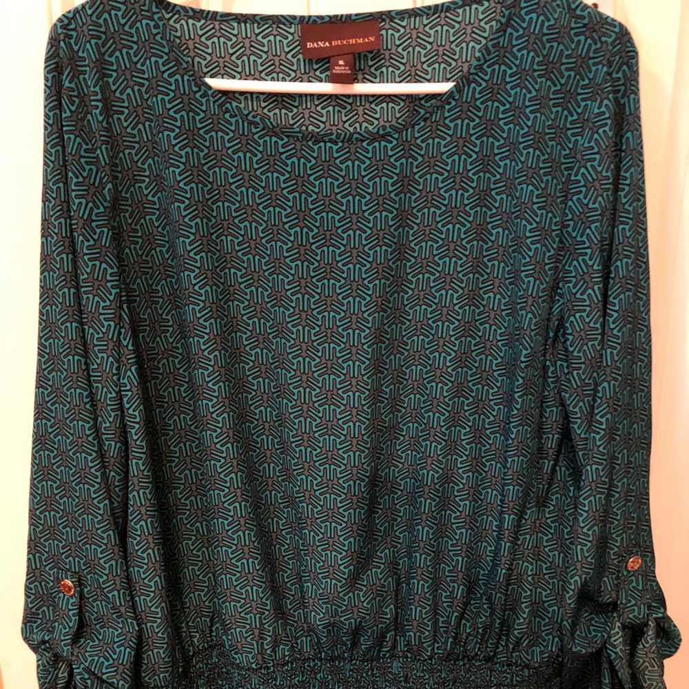 Blouse very pretty. Size XL. Sleeves button up.